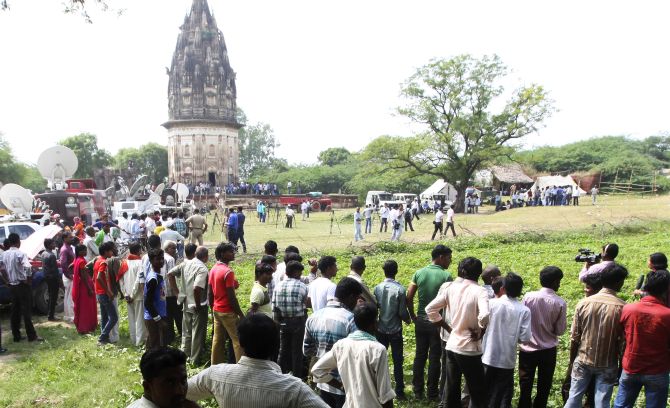 Onlookers stand at the site of the temple at Daundia Khera village in Uttar Pradesh