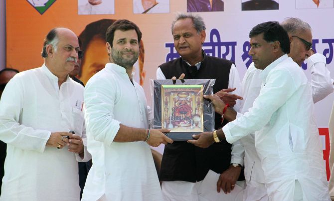 Congress leaders present a memento to Rahul Gandhi at Churu