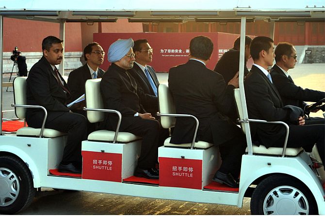 Prime Minister Manmohan Singh taking a tour of the Forbidden City with Chinese Premier Li Keqiang