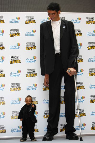 Sultan Kosen poses with China's He Pinping, one of world's shortest men, in Istanbul