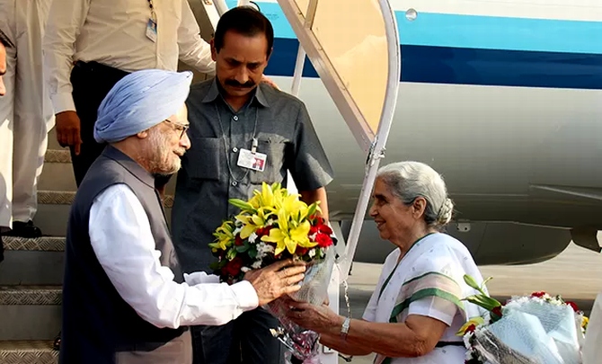 Prime Minister Manmohan Singh with Gujarat Governor Kamala Beniwal