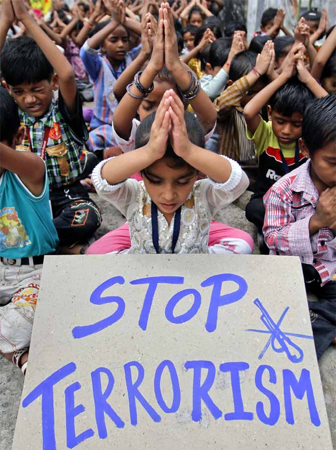 Children offer prayers for the victims of the Delhi serial blasts