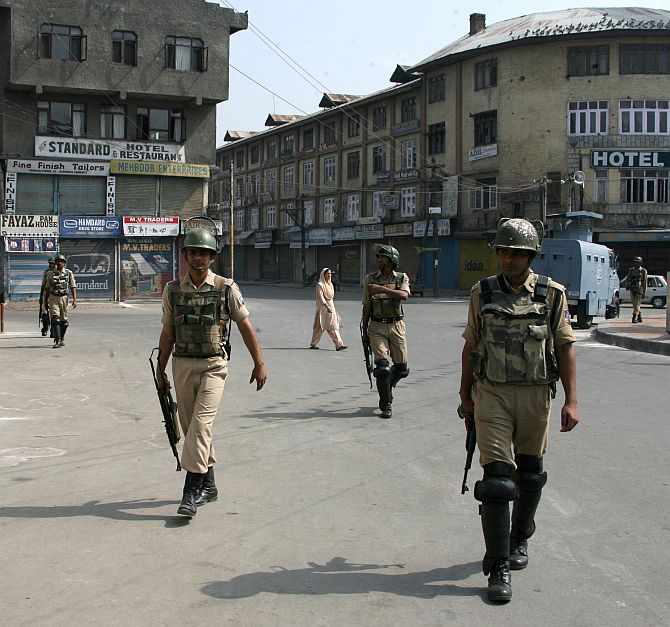 Srinagar locks down for today's twin concerts