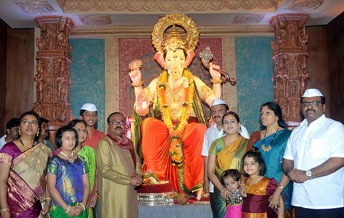 Maharashtra's netas bring Ganpati home