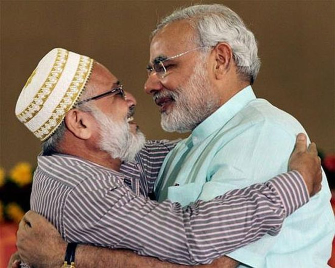 A Muslim leader greets Narendra Modi during his 72-hour 'Sadbhavana Mission' fast in Ahmedabad