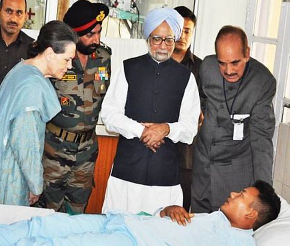 Manmohan Singh, Sonia Gandhi and Union minister Ghulam Nabi Azad visit jawans injured in a militant strike in Srinagar