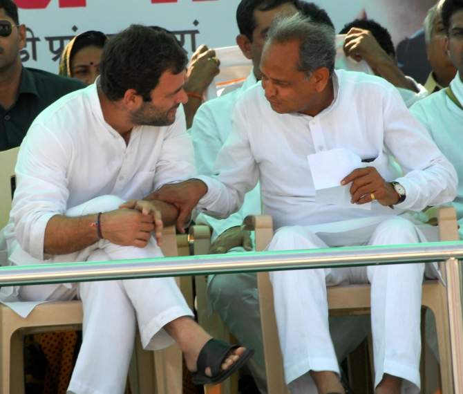 Rahul talks to Rajasthan Chief Minister Ashok Gehlot during the rally