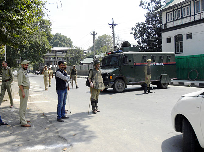 Security forces shut down central Srinagar for the Zubin Mehta concert September 7