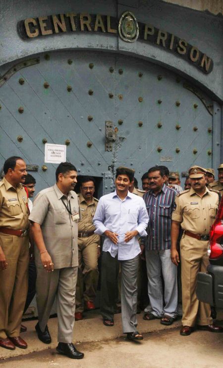 Jagan Reddy steps out of Chanchalguda Jail to caste his vote in the Presidential election