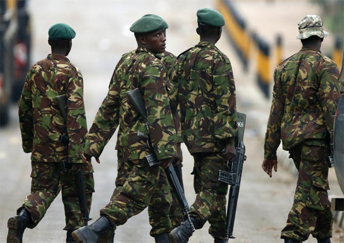 Kenyan soldiers walk towards the Westgate shopping centre