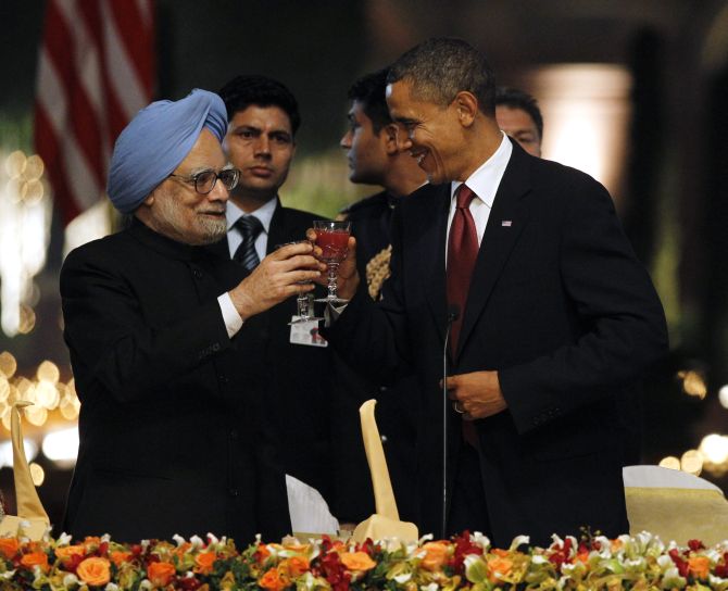 US President Barack Obama toasts alongside India's Prime Minister Manmohan Singh during a state dinner at Rashtrapati Bhavan in New Delhi, November, 2010. 