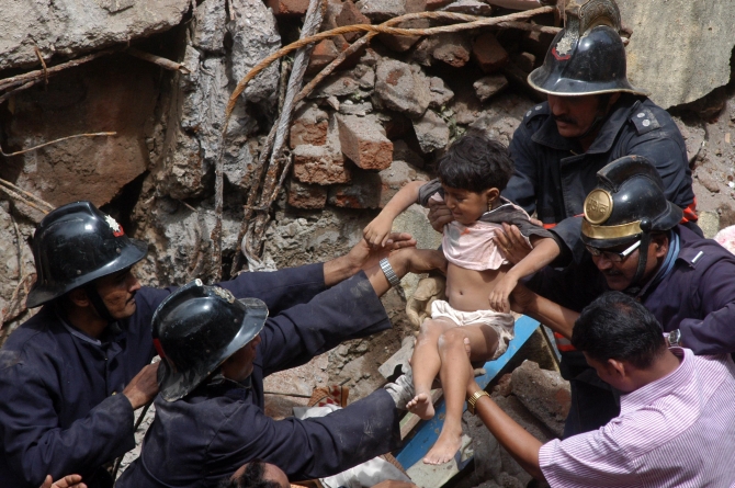 Firmen rescue a child trapped in the debris