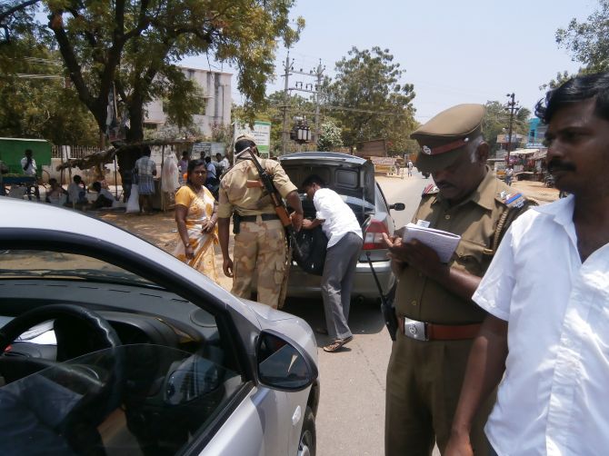 Police check cars for cash and illegal freebies in Kanyakumari