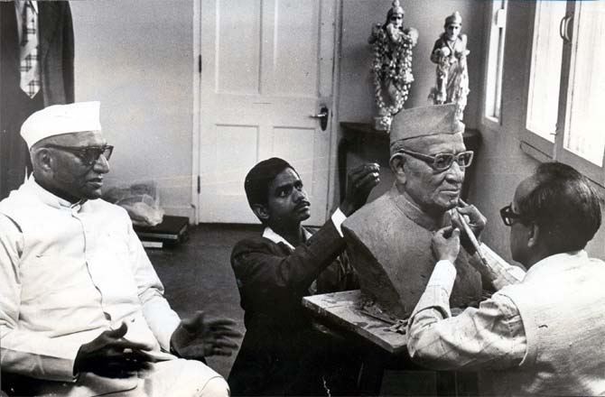 Morarji Desai with sculptor G M Kolhatkar.