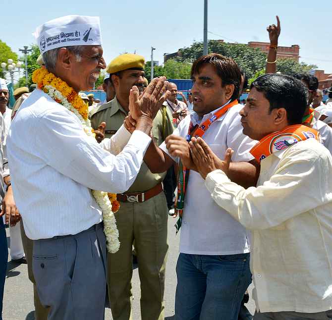 AAP's Jaipur City candidate Dr Virendra Singh appeals to BJP workers to calm down, on Friday