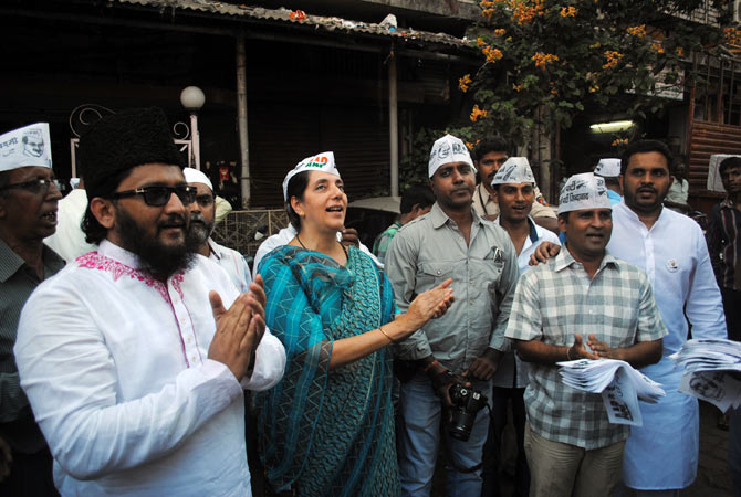 Meera Sanyal with voters at Attar Galli , off Mohammad Ali Road, the Muslim quarter in Mumbai South. Some voters said they had given the Congress a chance, it was now time for change.