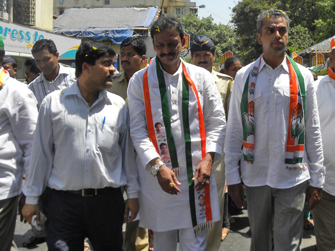 After his election vehicle breaks down Milind Deora continues his campaign in Colaba on foot.