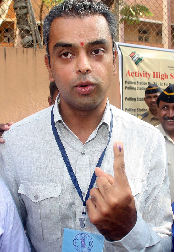 PIX: Mumbai's netas come out and vote, citizens stay indoors