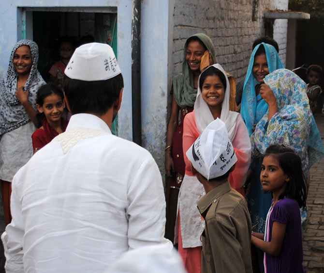Javed Jafri interacts with Muslim women in Lucknow.