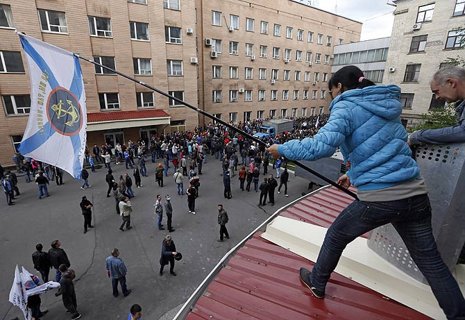 PHOTOS: Defiant militia strike again in Ukraine