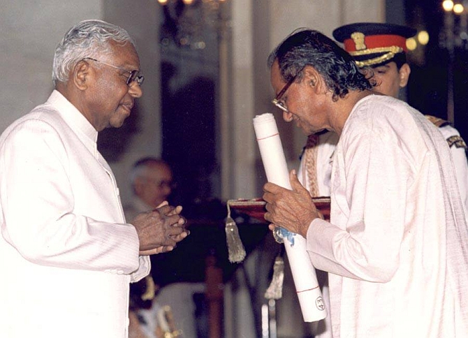 Sutar receives a Padamshree Award in 1999 from the then President K R Narayanan