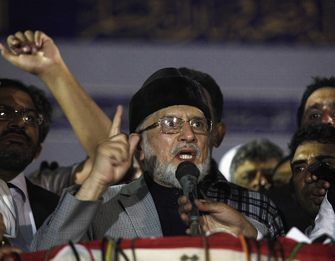 Muhammad Tahirul Qadri, a Sufi cleric and leader of the Minhaj-ul-Quran religious organisation, gives a speech during his meeting with supporters in Lahore