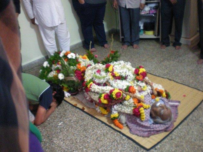 Yoga guru BKS Iyengar's body was kept at his home for mourners to pay their last respects.