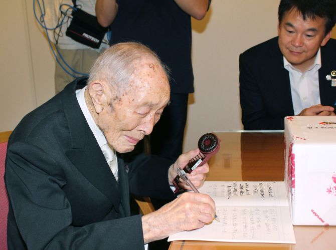 Sakari Momoi, the world's oldest man, says he enjoys reading, especially Chinese poetry. 