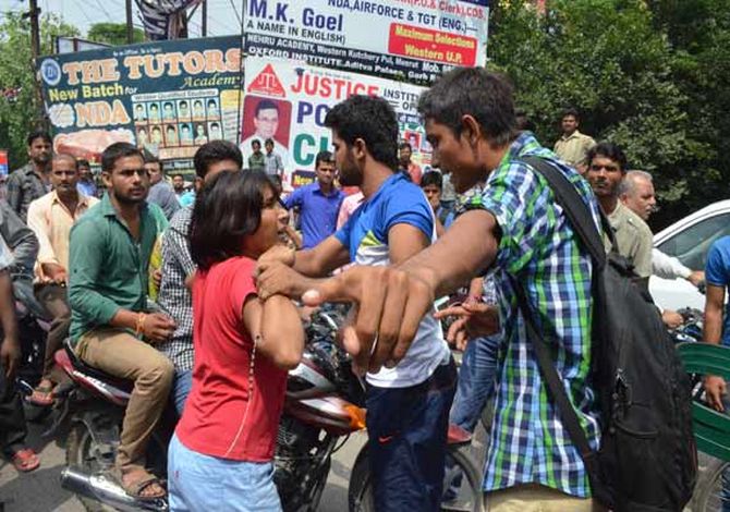 Woman comes to husband's aid, thrashes men in busy street