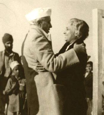 Vijaya Lakshmi Pandit with her brother Jawaharlal Nehru