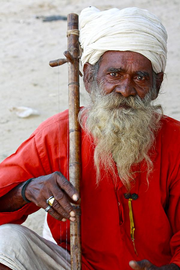 Kanta Prasad from Satna, Madhya Pradesh, plays the ektara