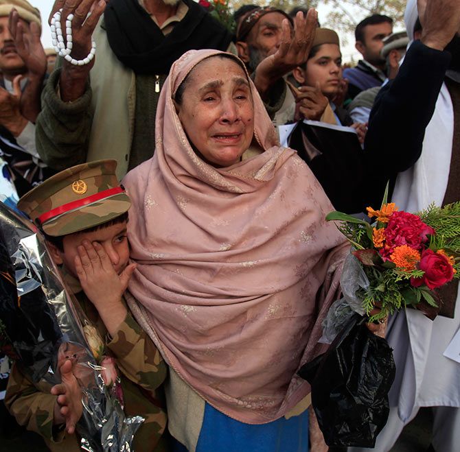 A woman weeps outside the Army Public School, Peshawar, which was attacked by Taliban terrorists, December 19, 2014. 