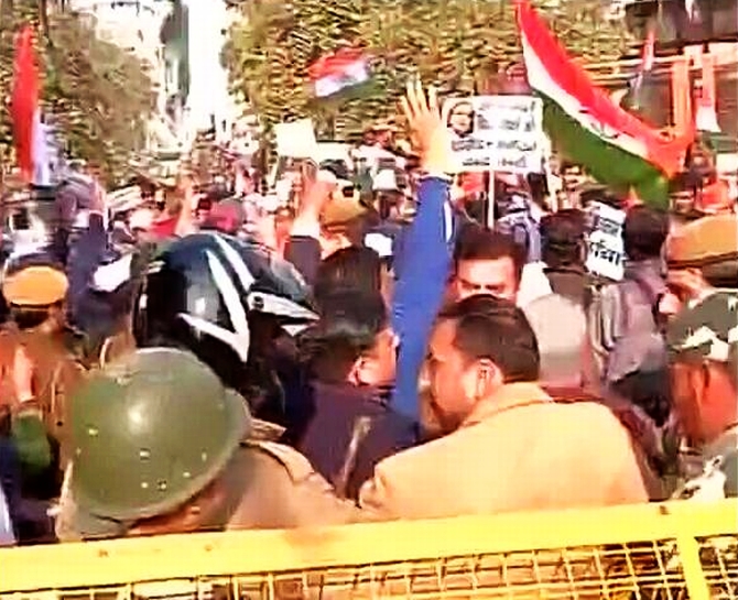 AAP members protest outisde Jaitley's house