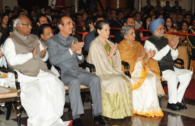 Prime Minister Dr Manmohan Singh, National Advisory Council chairperson Sonia Gandhi, Union Minister for Health and Family Welfare Shri Ghulam Nabi Azad, Union Minister for Railways Shri Mallikarjun Kharge at Bharat Ratna Award 2014 Investiture ceremony in New Delhi