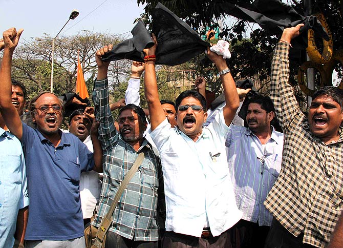 Supporters of Telangana shout slogans against Chandrababu Naidu