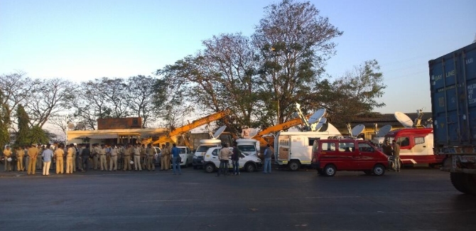 The police and the media wait for MNS workers at the Vashi toll plaza