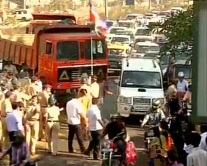 Police detain MNS workers ahead of their toll agitation at Vikhroli