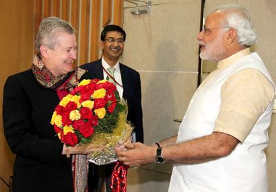 Narendra Modi greets US Ambassador Nancy J Powell in Gandhinagar.  Photograph Courtesy: www.narendramodi.in