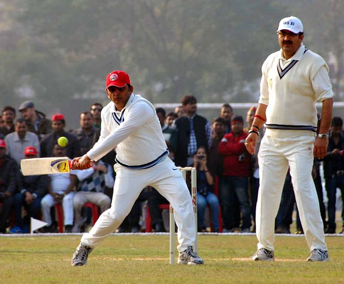 Akhilesh Yadav thrashes babus in T-20