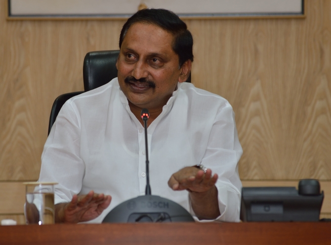 Andhra CM Kiran Kumar Reddy may quit in protest over bifurcation of the state