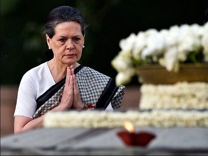 Sonia Gandhi pays tributes to her late husband