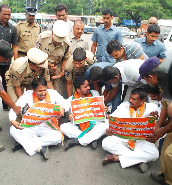 BJP leaders participate in a pro-Telangana protest outside the AP assembly