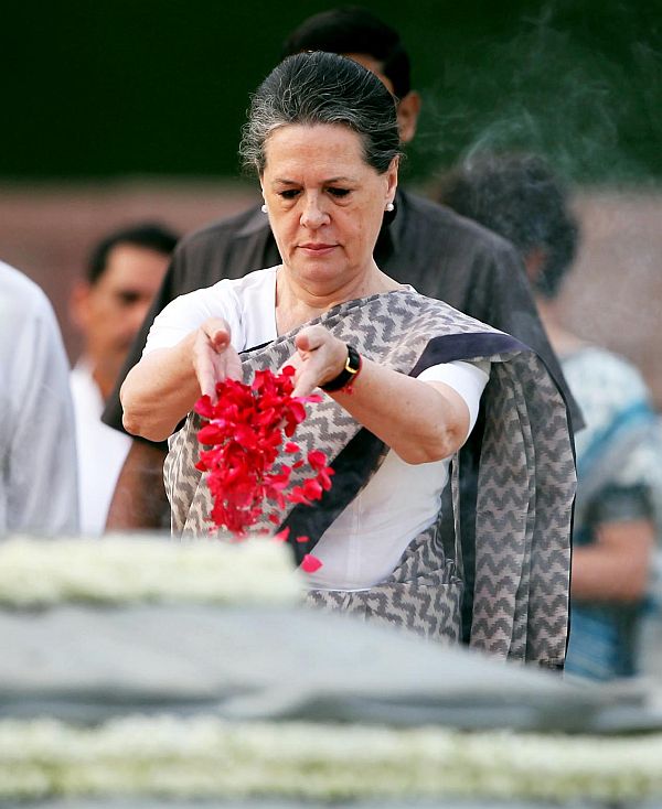 Congress president Sonia Gandhi pays tribute to late Prime Minister Rajiv Gandhi