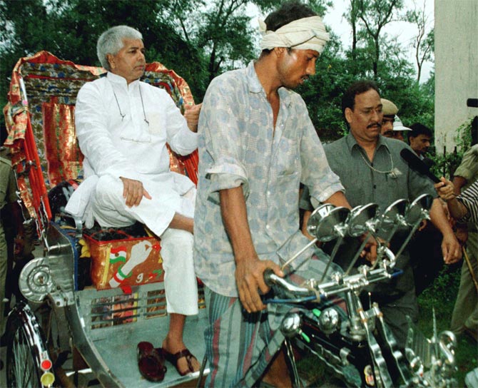 Former Bihar chief minister Laloo Yadav arrives in a rickshaw to appear before a court for his involvement in the fodder scam in Patna, October 1998.
