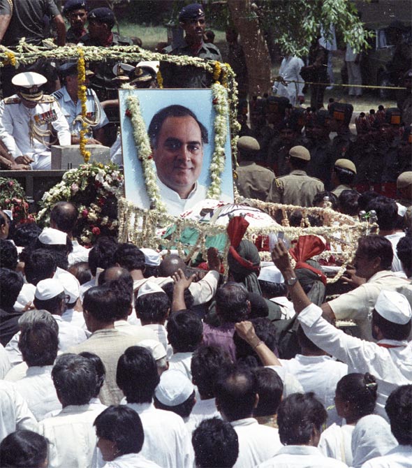 Supporters of former PM Rajiv Gandhi follow his coffin during the funeral procession in Delhi