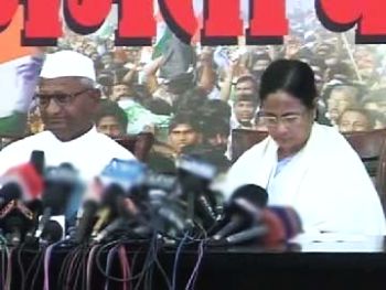 A television grab of Kisan Baburao 'Anna' Hazare and West Bengal Chief Minister Mamata Banerjee.