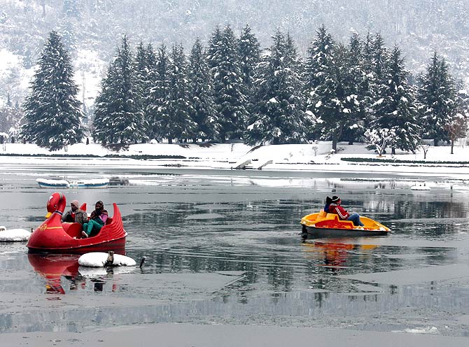 It's a picture-perfect snowy winter in Kashmir