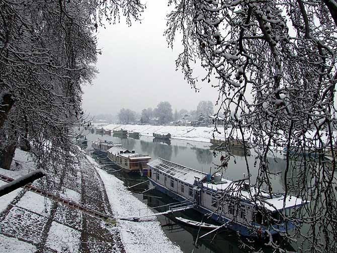 It's a picture-perfect snowy winter in Kashmir
