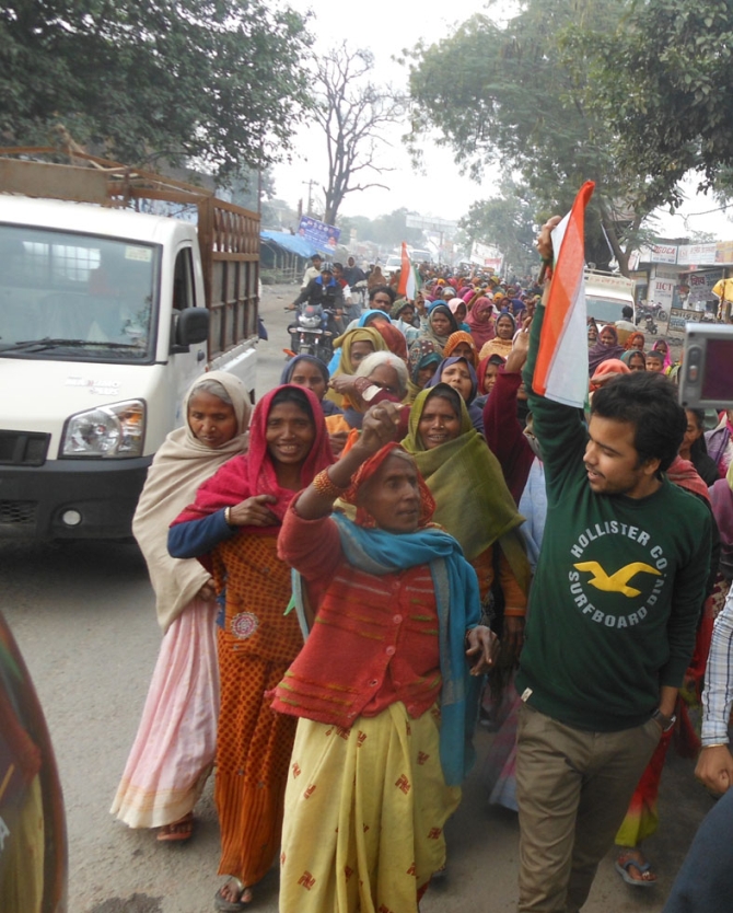 Supporters of Rahul Gandhi protest against Vishwas in Amethi