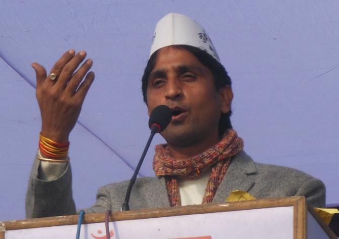 AAP leader Kumar Vishwas addresses a rally in Amethi